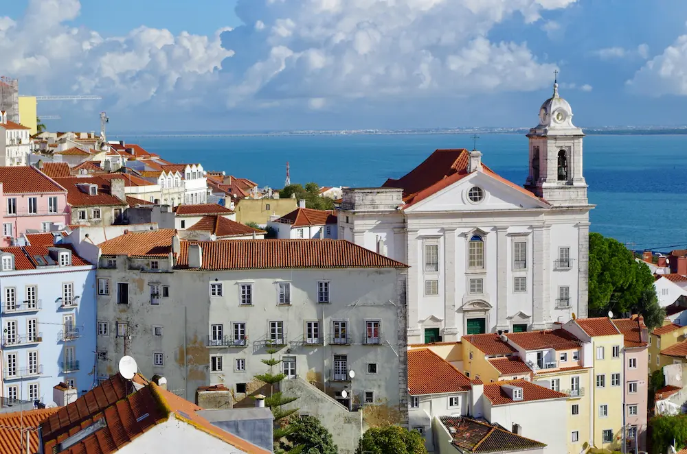 Putnici istražuju hrvatsku obalu i kamene gradove uz zalazak sunca